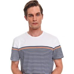 T-shirt w paski. Białe t-shirty męskie Top Secret, na wiosnę, m, w paski, z bawełny, sportowe, bez kołnierzyka, krótkie. W wyprzedaży za 39,99 zł.