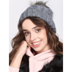Ciemnoszara Czapka To What End. Szare czapki damskie Born2be, na zimę, bez wzorów, z dzianiny. Za 59,99 zł.