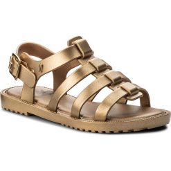 Sandały MELISSA - Mel Flox Shine Inf 32370 Gold 19701. Żółte sandały dziewczęce marki Melissa, z tworzywa sztucznego, bez zapięcia. W wyprzedaży za 179,00 zł.