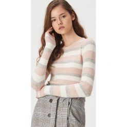 Dzianinowy sweter w paski - Różowy. Różowe swetry damskie Sinsay, s, w paski, z dzianiny, bez rękawów, bez kaptura. W wyprzedaży za 29,99 zł.