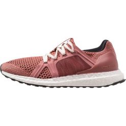 Adidas by Stella McCartney ULTRA BOOST Obuwie do biegania treningowe raw pink/coffee rose/core black. Czerwone buty damskie do biegania marki adidas by Stella McCartney, z tworzywa sztucznego. Za 899,00 zł.