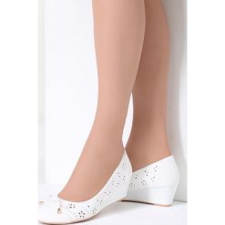 Białe Koturny Sweatheart. Białe koturny damskie vices, na niskim obcasie, na koturnie, bez zapięcia. Za 39,99 zł.