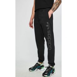 Adidas Originals - Spodnie. Czarne spodnie męskie adidas Originals, m, z nadrukiem, z bawełny, sportowe. W wyprzedaży za 199,90 zł.