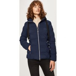 EA7 Emporio Armani - Kurtka. Czarne kurtki damskie s, z elastanu, krótkie. W wyprzedaży za 819,90 zł.
