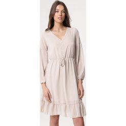 Jasnobeżowa Sukienka Lighten. Brązowe sukienki dziewczęce Born2be, eleganckie, długie, mini. Za 89,99 zł.
