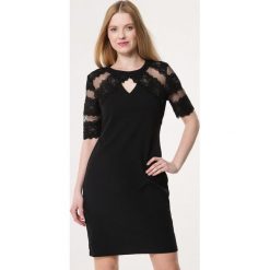 Czarna Sukienka Exclusive. Czarne sukienki damskie Born2be, na spotkanie biznesowe, s, w koronkowe wzory, z koronki, eleganckie, bez kołnierzyka, bez rękawów, mini. Za 69,99 zł.