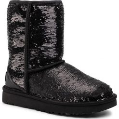 Buty UGG - W Classic Short Cosmos Sequin 1103796 Bkgm. Czarne kozaki damskie Ugg, ze skóry, bez obcasa, bez zapięcia. W wyprzedaży za 509,00 zł.