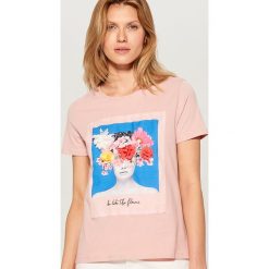 Koszulka z artystyczną aplikacją - Różowy. Różowe t-shirty damskie marki Mohito, s, z aplikacjami. Za 59,99 zł.