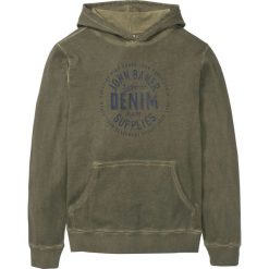 Bluza z kapturem Regular Fit bonprix ciemnooliwkowy. Zielone bluzy męskie bonprix, s, z nadrukiem, z kapturem, bez rękawów, z kapturem. Za 89,99 zł.