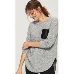 Sweter z kieszenią - Jasny szar. Szare swetry klasyczne damskie marki Sinsay, m. Za 39,99 zł.
