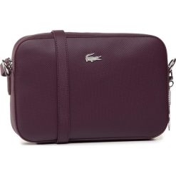 Torebka LACOSTE - Square Crossover Bag NF2771DC Grape Wine. Czerwone listonoszki damskie Lacoste, bez wzorów, ze skóry ekologicznej, klasyczne, bez dodatków. Za 599,00 zł.