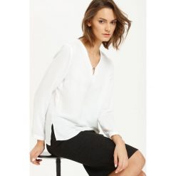 BLUZKA DŁUGI RĘKAW. Białe bluzki damskie Top Secret, z aplikacjami, eleganckie, z klasycznym kołnierzykiem, z długim rękawem. W wyprzedaży za 59,99 zł.