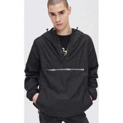 Kurtka anorak z kapturem - Czarny. Czarne kurtki męskie Cropp, s, bez wzorów, z kapturem. Za 229,99 zł.