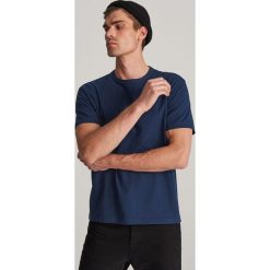 T-shirt basic z bawełny organicznej - Granatowy. Niebieskie t-shirty męskie Reserved, s, bez wzorów, z bawełny, bez kołnierzyka. Za 29,99 zł.
