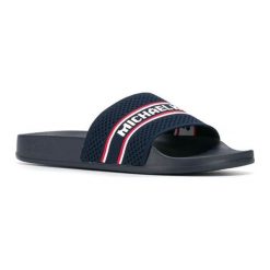 Klapki w kolorze granatowym. Niebieskie klapki damskie Michael Kors, Guess, bez wzorów, bez obcasa. W wyprzedaży za 209,95 zł.