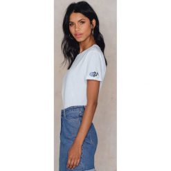 NA-KD T-shirt Rose Sleeve Embroidery - White. Białe t-shirty damskie NA-KD, z bawełny, z okrągłym kołnierzem. W wyprzedaży za 42,67 zł.