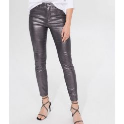 Błyszczące jeansy skinny - Szary. Szare jeansy damskie Mohito, bez wzorów, z jeansu. Za 119,99 zł.