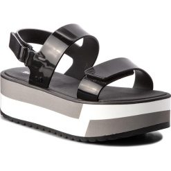 Sandały ZAXY - Slash Plat Sandal Fem 17525 Black 90058 AA285086 02064. Czarne klapki damskie Zaxy, bez wzorów, z tworzywa sztucznego, bez obcasa. W wyprzedaży za 179,00 zł.