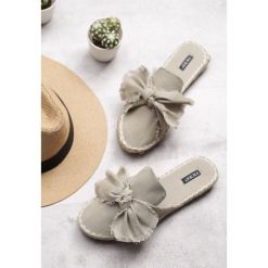 Khaki Klapki Moonstone. Brązowe espadryle damskie Born2be, bez wzorów, bez obcasa. W wyprzedaży za 69,99 zł.