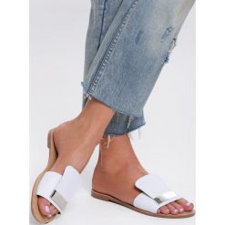 Białe Klapki Parlor Palm. Białe klapki damskie Renee, w paski, ze skóry, bez obcasa, na płaskiej podeszwie. Za 49,99 zł.