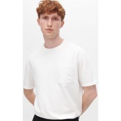 Gladki T-shirt z kieszenią -. T-shirty męskie Reserved, s, bez wzorów, bez kołnierzyka. Za 49,99 zł.