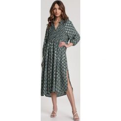 Zielona Sukienka Hailophi. Zielone sukienki damskie Renee, s, bez wzorów, eleganckie, ze stójką, z długim rękawem, długie, midi, rozkloszowane. Za 139,99 zł.