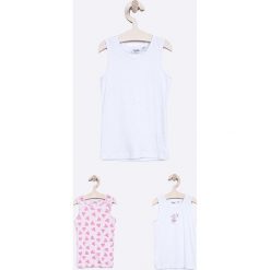 Blukids - Top dziecięcy 104-128 cm (3-pack). Białe bluzki dziewczęce bawełniane marki Blukids, z okrągłym kołnierzem. W wyprzedaży za 39,90 zł.