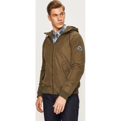 Jack & Jones - Kurtka. Zielone płaszcze męskie Jack & Jones, s, bez wzorów, z bawełny, krótkie, z kapturem. W wyprzedaży za 179,90 zł.