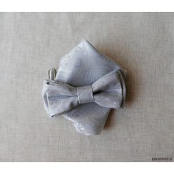 MUCHA srebrna z Poszetką w Opakowaniu. Szare muszki męskie Pakamera, w paski, eleganckie. Za 79,00 zł.