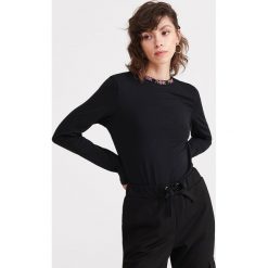 Koszulka z minimalistycznym napisem - Czarny. Czarne koszulki damskie Reserved, s, z napisami, bez kołnierzyka, bez rękawów. Za 39,99 zł.