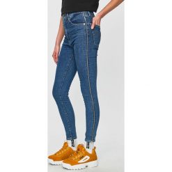 Levi's - Jeansy. Niebieskie jeansy damskie Levi's®, s, z podwyższonym stanem. W wyprzedaży za 229,90 zł.
