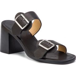 Klapki JIL SANDER NAVY - JN32071A Black 999. Czarne klapki damskie Jil Sander Navy, z aplikacjami, ze skóry, bez obcasa, na obcasie. W wyprzedaży za 739,00 zł.