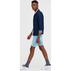 Jasnoniebieskie jeansowe bermudy skinny fit. Szare bermudy męskie Pull&Bear, z denimu. Za 89,90 zł.