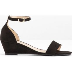 Sandały na koturnie bonprix czarny. Czarne sandały damskie bonprix, bez wzorów, eleganckie, bez obcasa, na koturnie, ze sprzączką. Za 74,99 zł.
