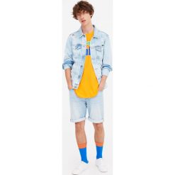 Jeansowa kurtka z przetarciami. Kurtki męskie Pull&Bear, m, bez wzorów, z jeansu, bez kaptura. Za 96,90 zł.