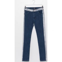 Simple - Jeansy. Szare jeansy damskie marki Simple, z dzianiny, eleganckie, z dekoltem w łódkę. Za 449,90 zł.