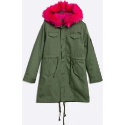 Guess Jeans - Parka dziecięca 118-175 cm. Szare kurtki dziewczęce Guess Jeans, z aplikacjami, z bawełny, długie, z kapturem. W wyprzedaży za 299,90 zł.