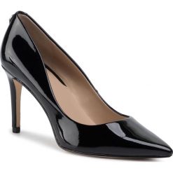 Szpilki GUESS - Bennie17 FL5BE7 PAF08 BLACK. Czarne półbuty damskie Guess, z aplikacjami, ze skóry ekologicznej, bez obcasa, na obcasie, bez zapięcia. W wyprzedaży za 429,00 zł.