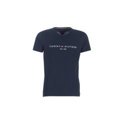 T-shirty z krótkim rękawem Tommy Hilfiger TOMMY FLAG HILFIGER TEE. Niebieskie t-shirty męskie TOMMY HILFIGER, s, bez wzorów, bez kołnierzyka, krótkie. Za 179,00 zł.