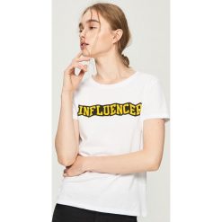T-shirt Influencer - Biały. Białe t-shirty damskie marki Sinsay, l. W wyprzedaży za 14,99 zł.
