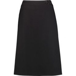 Spódnica w kolorze czarnym. Czarne spódniczki damskie Gerry Weber, z aplikacjami, z podwyższonym stanem, midi, rozkloszowane. W wyprzedaży za 149,95 zł.