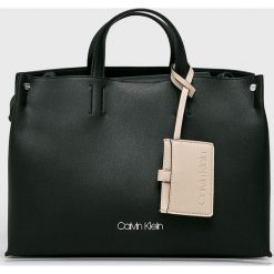 Calvin Klein - Torebka. Czarne torebki klasyczne damskie marki Calvin Klein, w paski, ze skóry ekologicznej, na ramię, średnie. Za 699,90 zł.