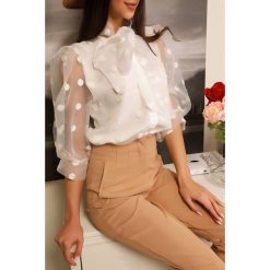 Koszula damska ATILA WHITE. Białe bluzki damskie IVET, bez wzorów, z materiału, eleganckie, bez kołnierzyka, bez rękawów. W wyprzedaży za 79,00 zł.