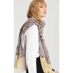 Ciemnobeżowy Szalik Warm September. Brązowe szaliki damskie marki other, na jesień. Za 39,99 zł.