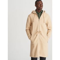 Długa bluza z kapturem - Beżowy. Brązowe bluzy męskie Reserved, s, bez wzorów, z kapturem, z długim rękawem, długie, z kapturem. Za 229,99 zł.