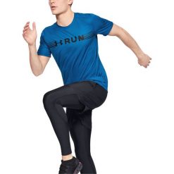 Under Armour Run Warped Koszulka Niebieski. Niebieskie podkoszulki męskie Under Armour, l, z nadrukiem, z poliesteru, z krótkim rękawem. Za 137,95 zł.