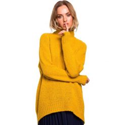 Sweter półgolf z asymetrycznym dołem - miodowy. Pomarańczowe swetry damskie Moe, s, bez wzorów, z poliesteru, eleganckie, z krótkim rękawem, krótkie, bez kaptura. Za 169,00 zł.
