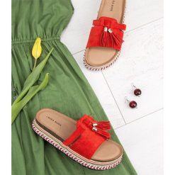 Klapki damskie Laura Mode WL031 Czerwone. Czerwone klapki damskie LAURA MODE, z aplikacjami, z tworzywa sztucznego, bez obcasa. Za 89,00 zł.