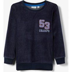 Bluza "Okker" w kolorze granatowym. Niebieskie bluzy niemowlęce name it boys, z nadrukiem, bez rękawów, bez kaptura. W wyprzedaży za 45,95 zł.