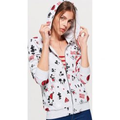 Bluza z kapturem MICKEY MOUSE - Jasny szary. Szare bluzy z kapturem damskie marki Cropp, l, z motywem z bajki. Za 99,99 zł.